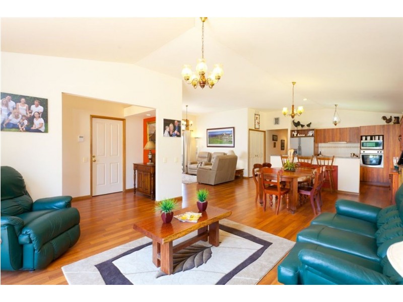 209 Gibson Crescent, Bellbowrie QLD 4070