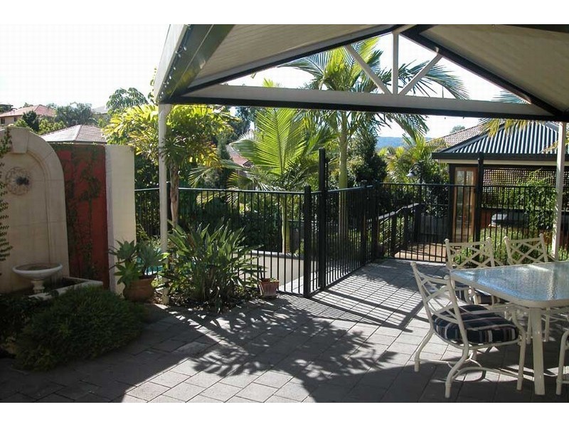 2 Hart Close, Brookfield QLD 4069