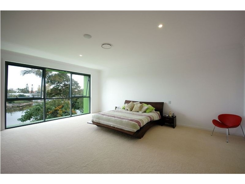 2 Cedar Place, Broadbeach Waters QLD 4218