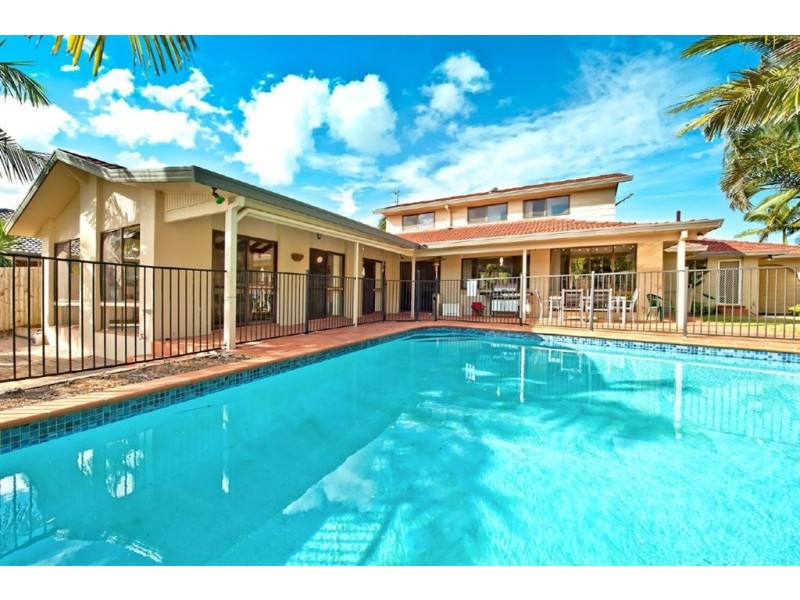 2 Huon Street, Broadbeach Waters QLD 4218