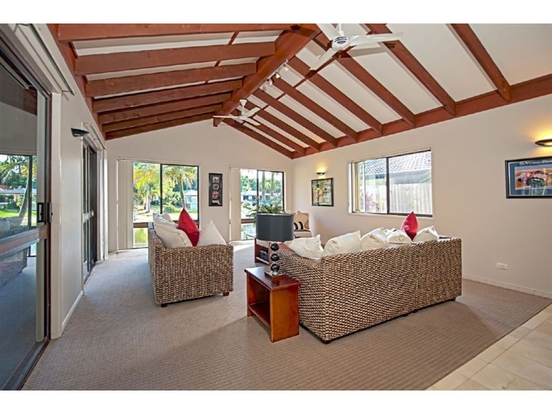 2 Huon Street, Broadbeach Waters QLD 4218