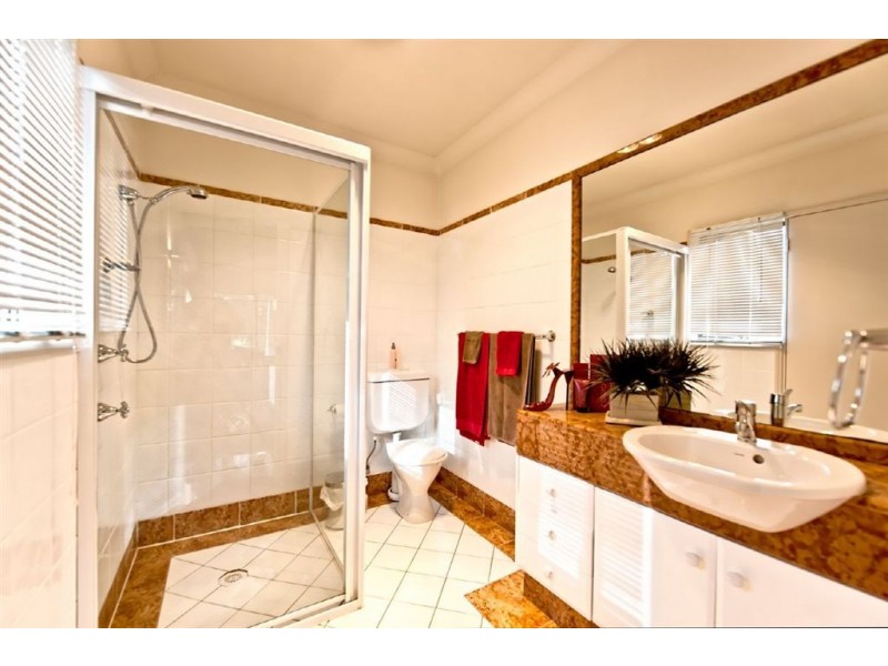 2 Huon Street, Broadbeach Waters QLD 4218