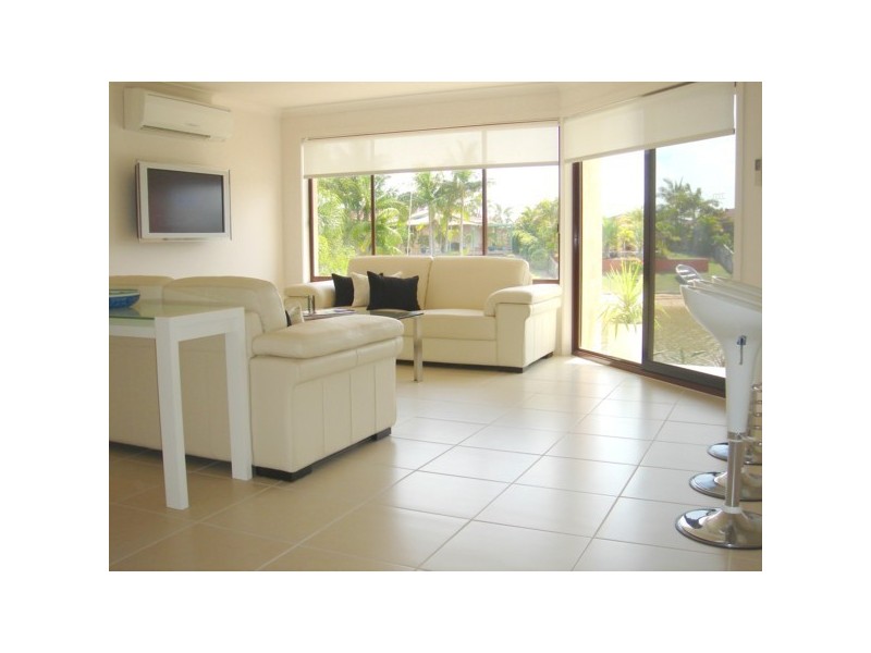 1/6 Dunlop Court, Mermaid Waters QLD 4218