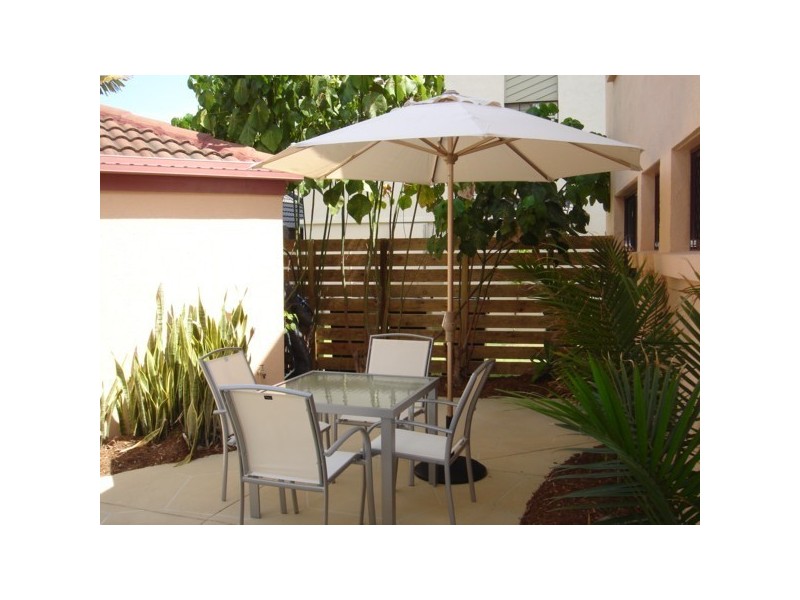 1/6 Dunlop Court, Mermaid Waters QLD 4218