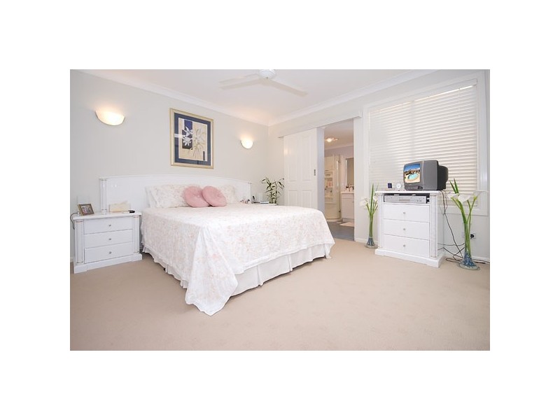 17 Constance Avenue, Mermaid Waters QLD 4218