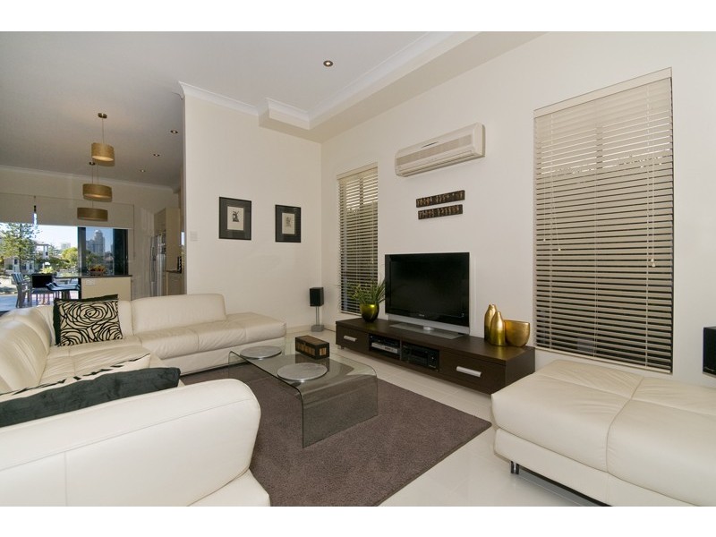 2/95 Bundall Road, Isle Of Capri QLD 4217