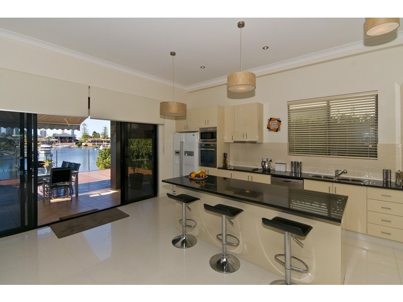 2/95 Bundall Road, Isle Of Capri QLD 4217