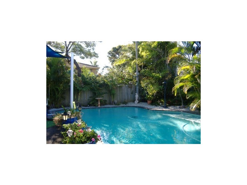 2 Monteclair Court, Mermaid Waters QLD 4218