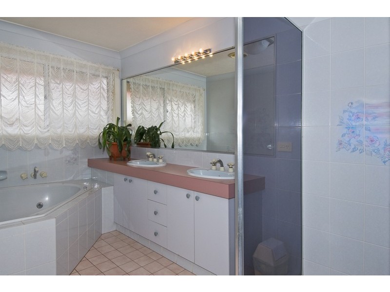 52 Gretel Drive, Mermaid Waters QLD 4218