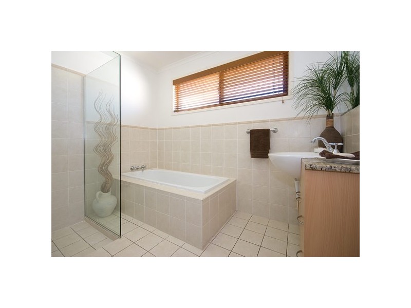 33 Sovereign Drive, Mermaid Waters QLD 4218