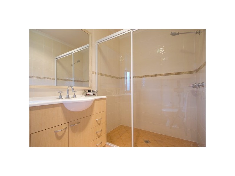 4 Wild Duck Drive, Mermaid Waters QLD 4218