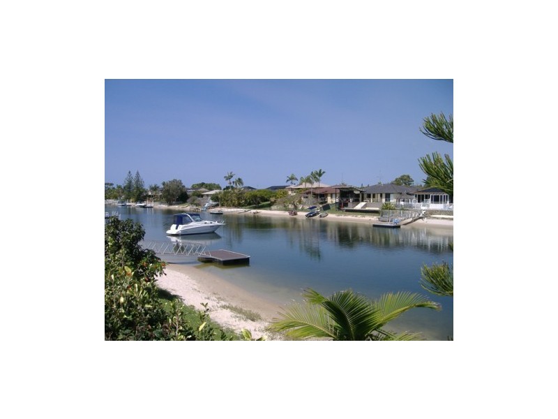 7 Gretel Drive, Mermaid Waters QLD 4218