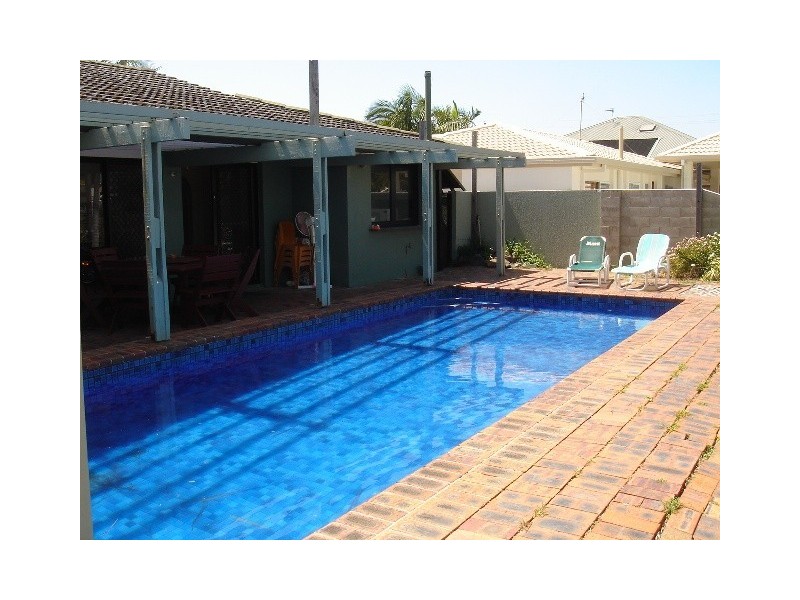 8 Bahia Court, Broadbeach Waters QLD 4218