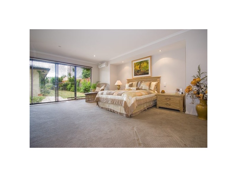 35 Holland Court, Broadbeach Waters QLD 4218