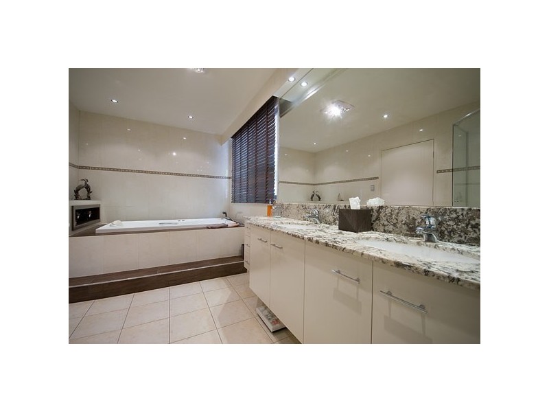 35 Holland Court, Broadbeach Waters QLD 4218