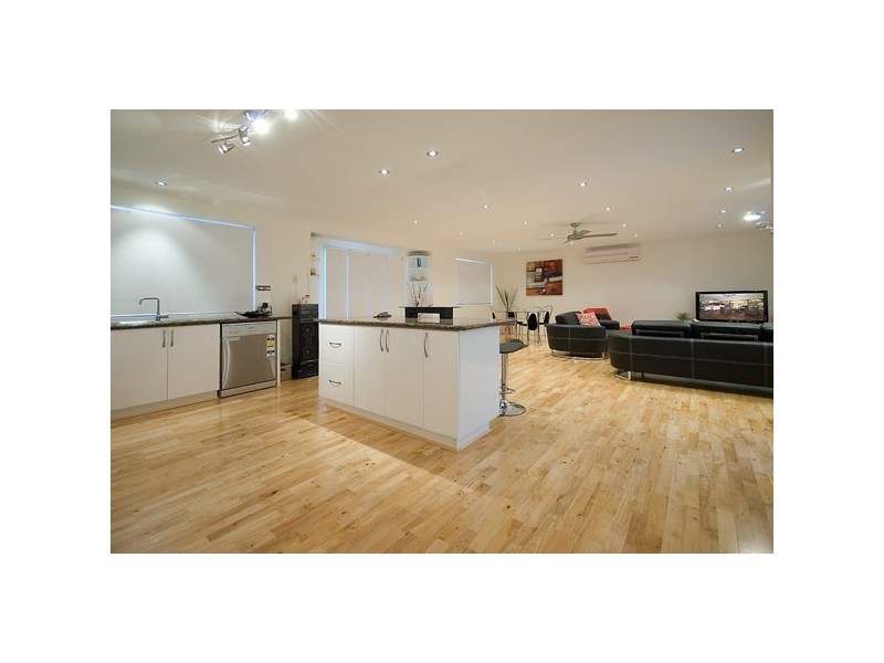 8 Brampton Court, Mermaid Waters QLD 4218