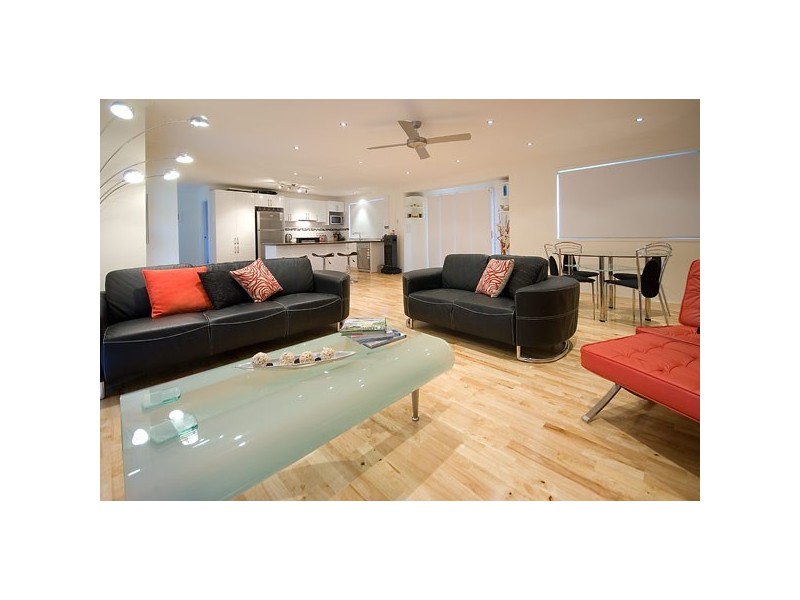 8 Brampton Court, Mermaid Waters QLD 4218