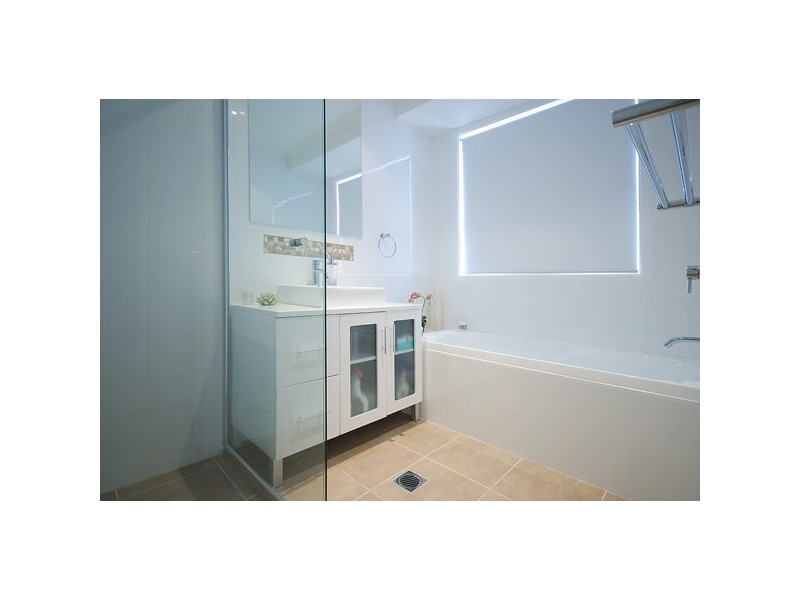 8 Brampton Court, Mermaid Waters QLD 4218