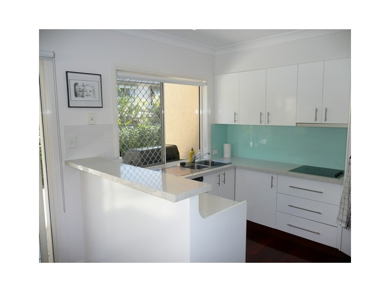 2/34 Albicore Street, Mermaid Waters QLD 4218