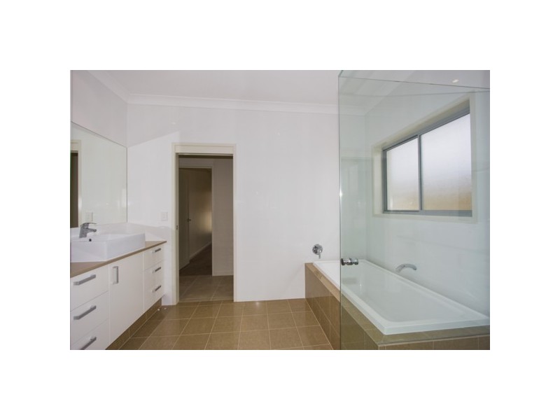 16 Worchester Terrace, Reedy Creek QLD 4227