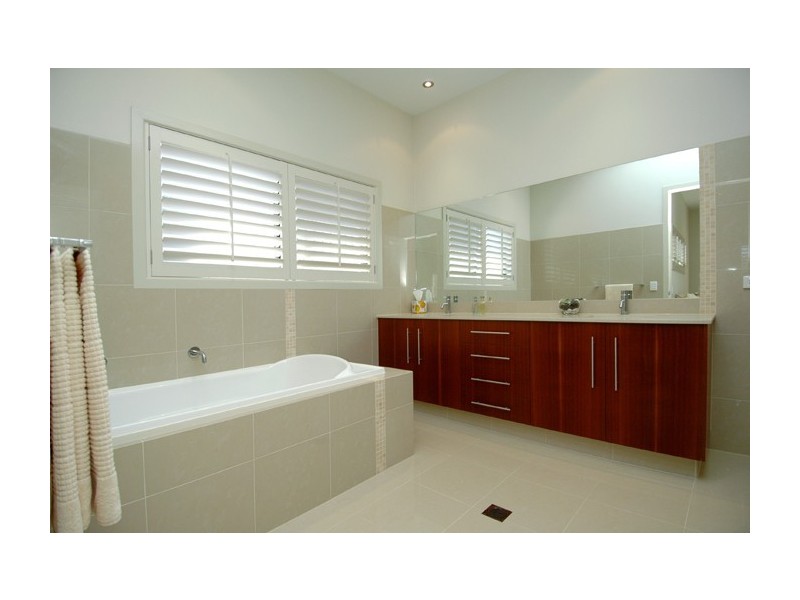 32 Compass Court, Mermaid Waters QLD 4218