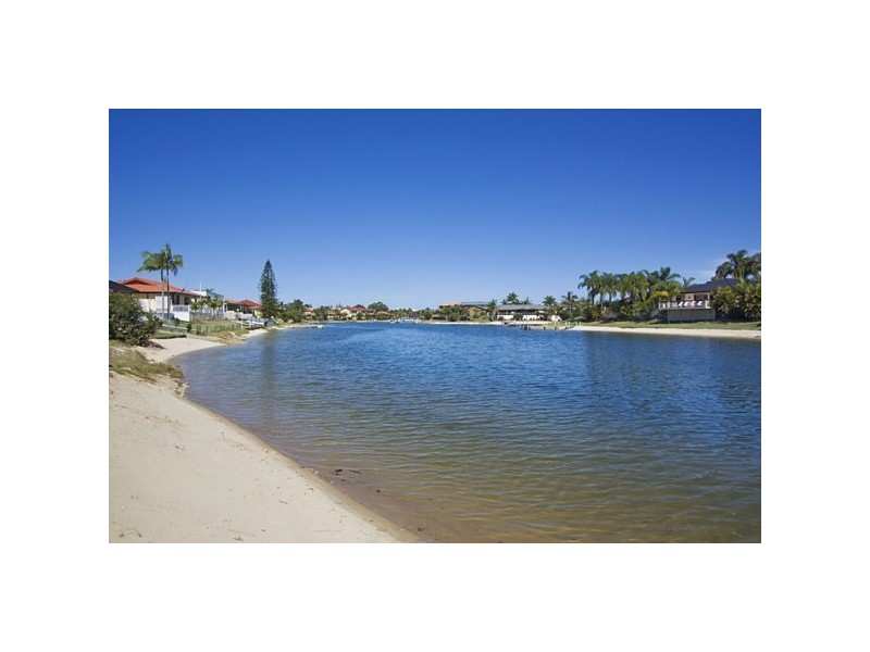 11 Weatherly Avenue, Mermaid Waters QLD 4218