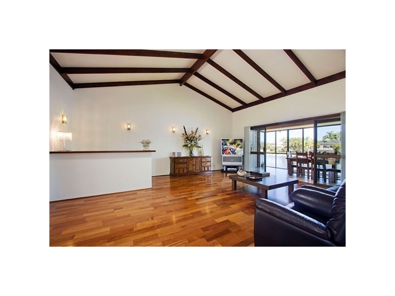 11 Weatherly Avenue, Mermaid Waters QLD 4218