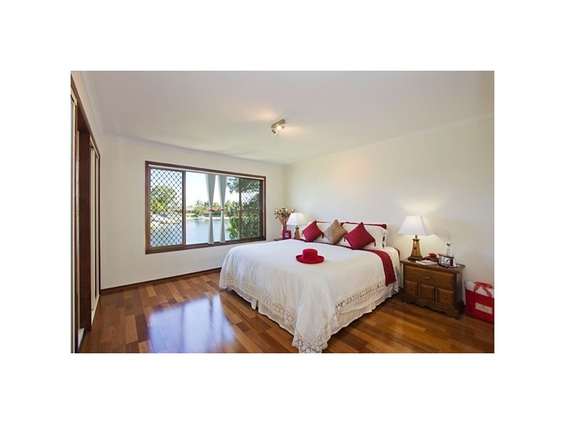 11 Weatherly Avenue, Mermaid Waters QLD 4218