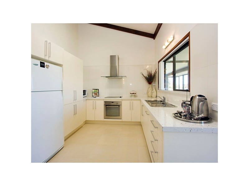 11 Weatherly Avenue, Mermaid Waters QLD 4218