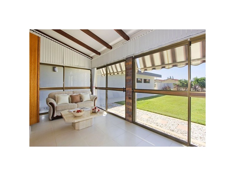 11 Weatherly Avenue, Mermaid Waters QLD 4218