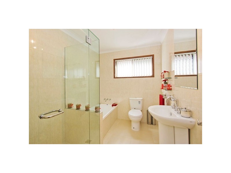11 Weatherly Avenue, Mermaid Waters QLD 4218