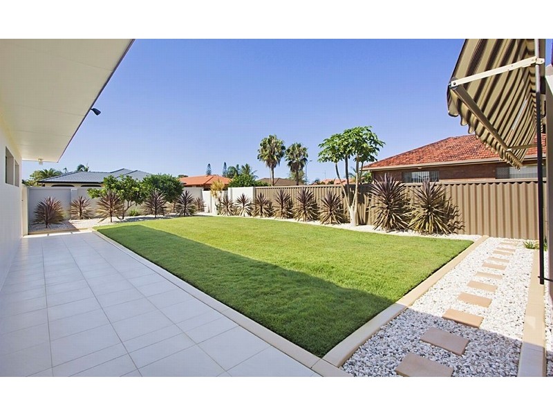 11 Weatherly Avenue, Mermaid Waters QLD 4218
