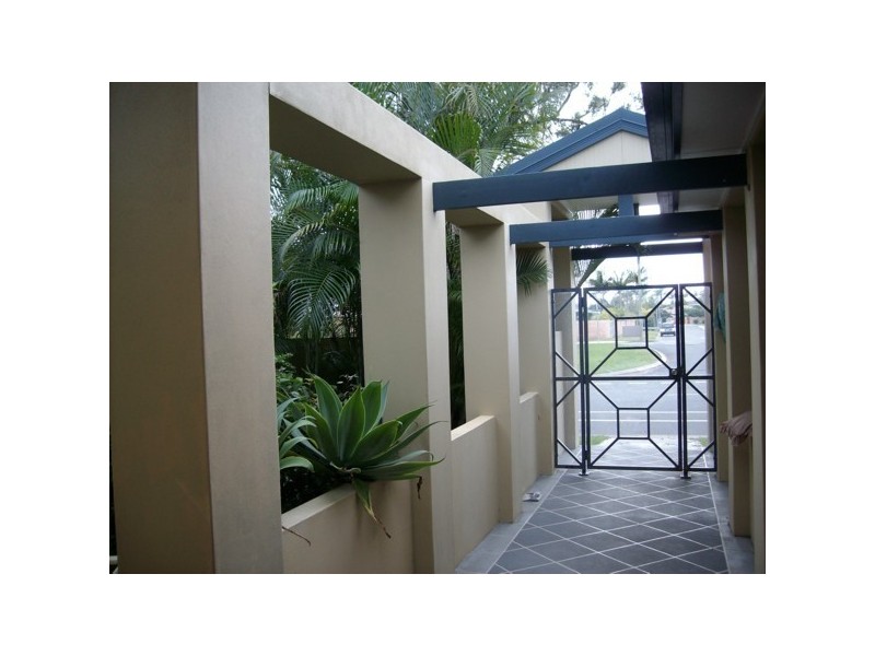 36 T E Peters Drive, Broadbeach Waters QLD 4218