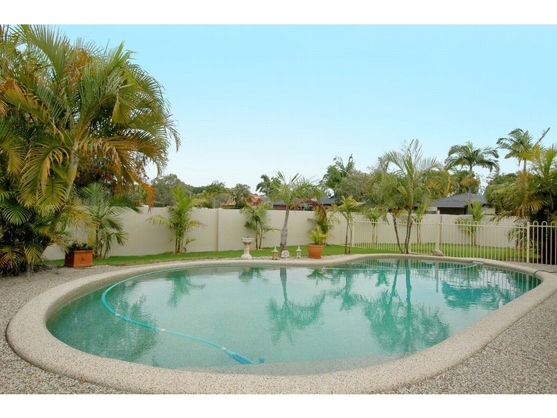 2 Karratha Court, Mermaid Waters QLD 4218