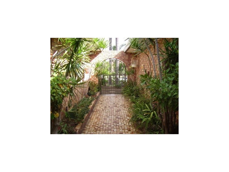 16 Pilot Court, Mermaid Waters QLD 4218