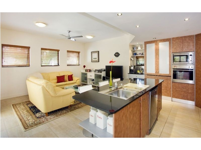 1/37 Britannia Avenue, Broadbeach QLD 4218