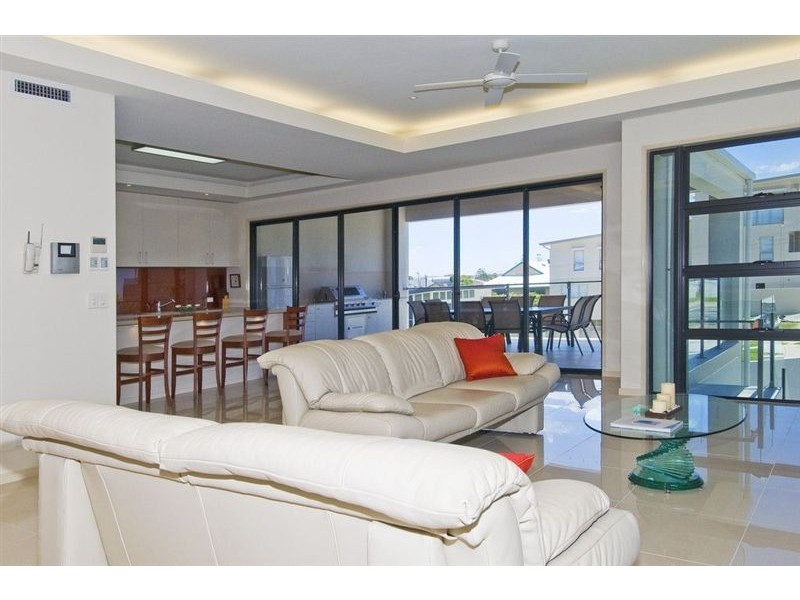 62 Hedges Avenue, Mermaid Beach QLD 4218