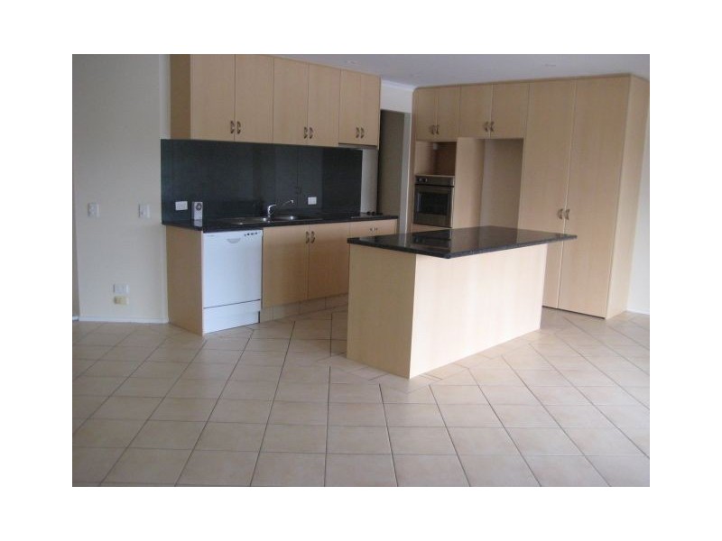 2/9 Dandenong Tce, Robina QLD 4226