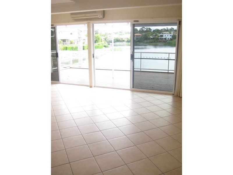 2/9 Dandenong Tce, Robina QLD 4226