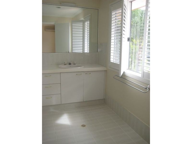 2/9 Dandenong Tce, Robina QLD 4226