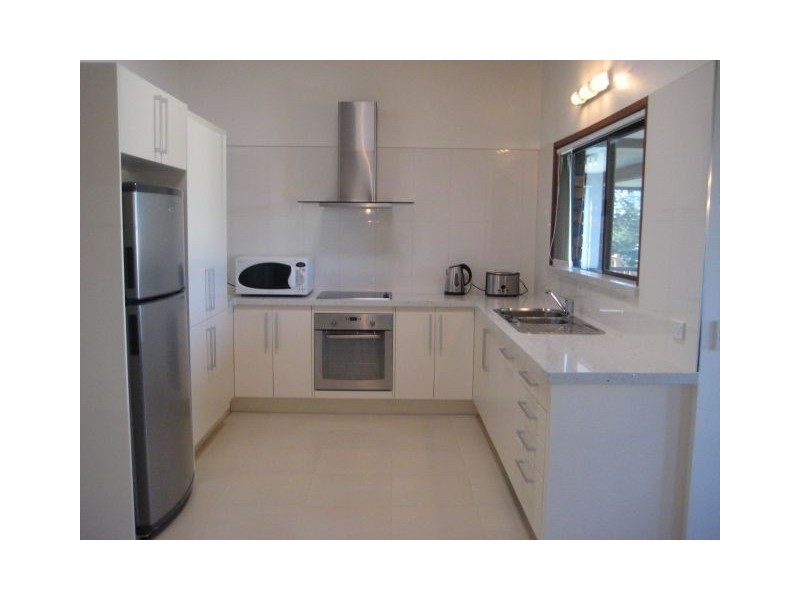 11 Weatherly Avenue, Mermaid Waters QLD 4218