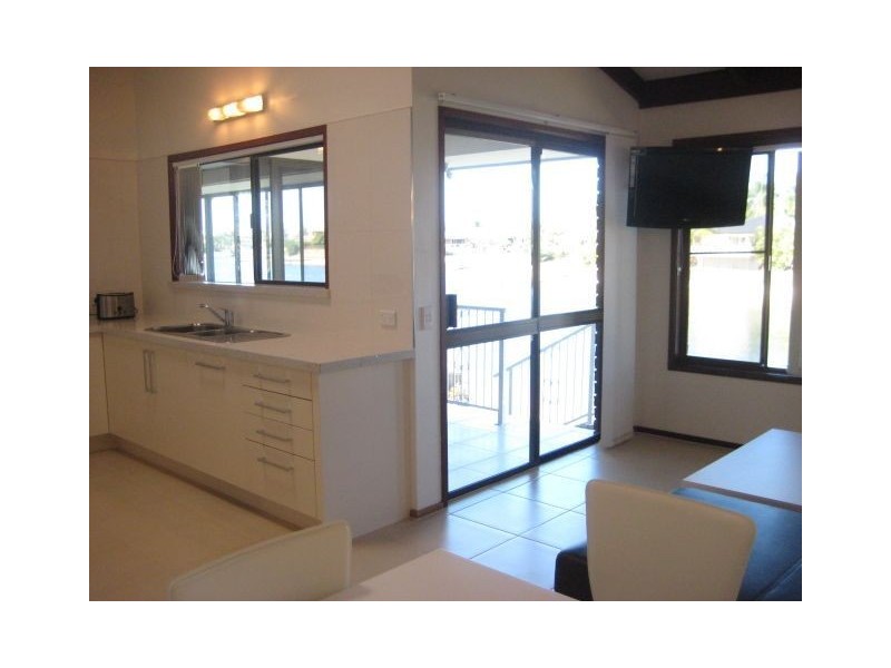 11 Weatherly Avenue, Mermaid Waters QLD 4218