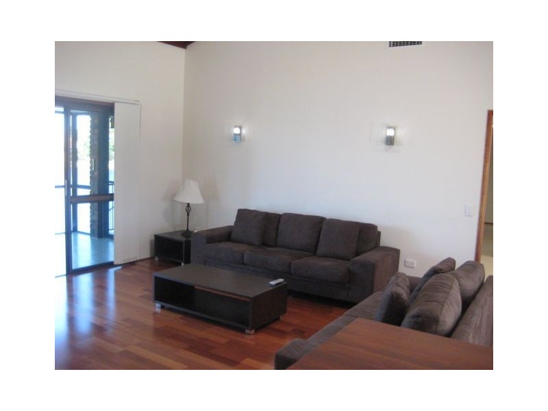 11 Weatherly Avenue, Mermaid Waters QLD 4218