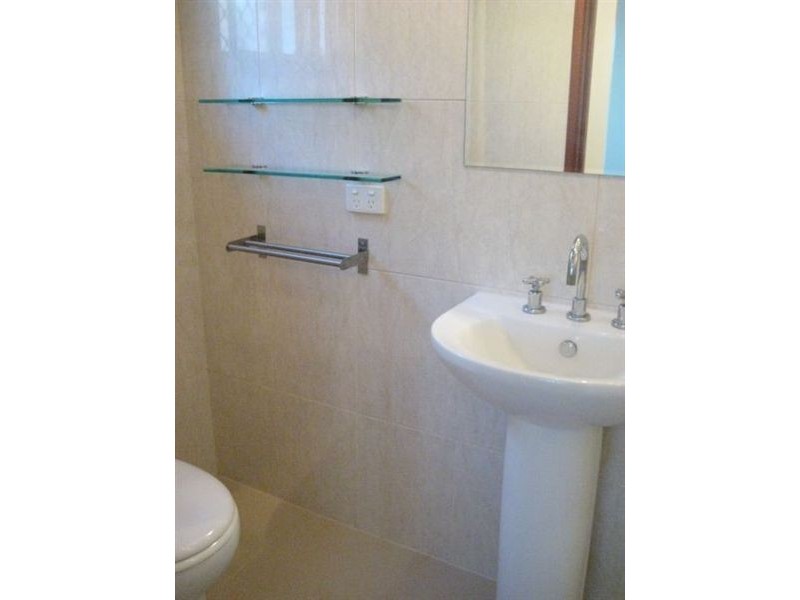 11 Weatherly Avenue, Mermaid Waters QLD 4218