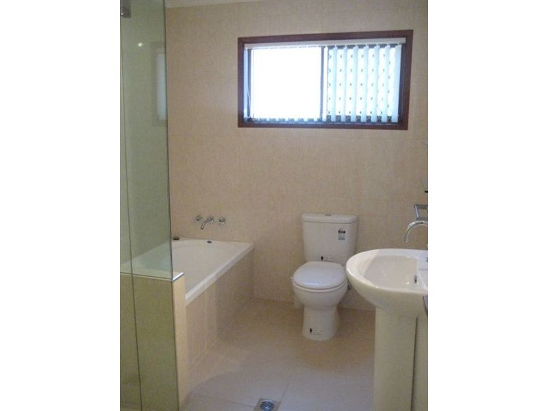 11 Weatherly Avenue, Mermaid Waters QLD 4218