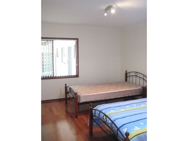 11 Weatherly Avenue, Mermaid Waters QLD 4218