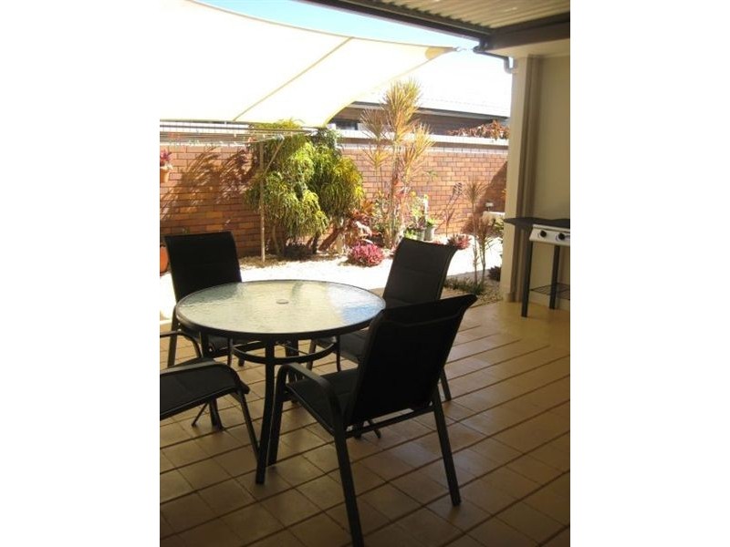 11 Weatherly Avenue, Mermaid Waters QLD 4218