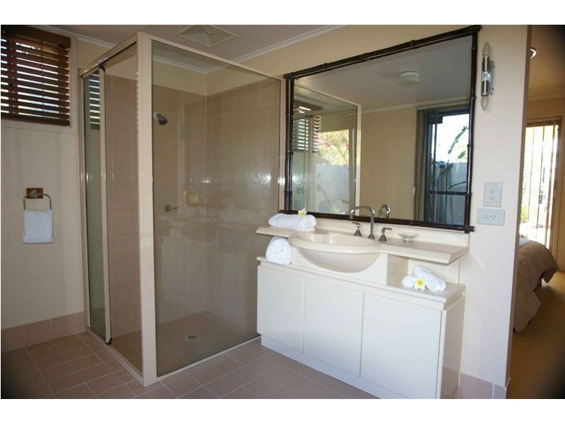 90 Wild Duck Drive, Mermaid Waters QLD 4218