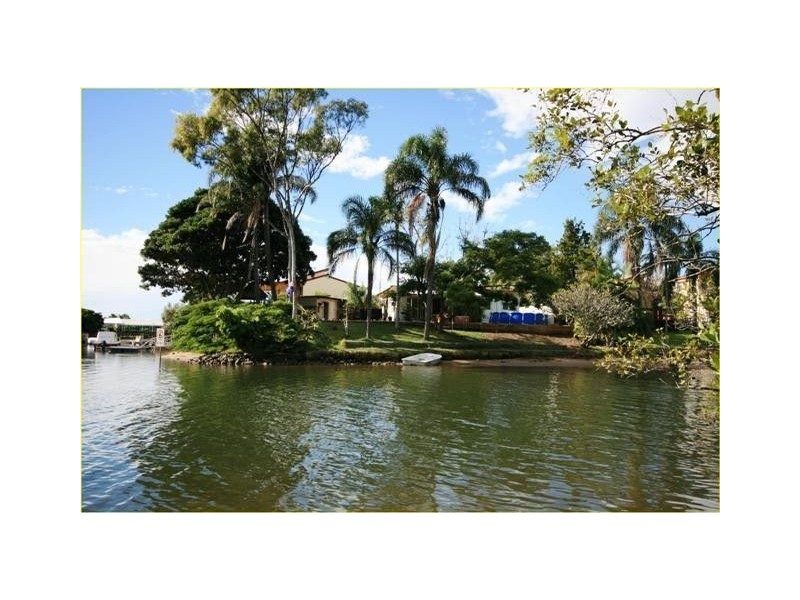 15 Costa Court, Broadbeach Waters QLD 4218