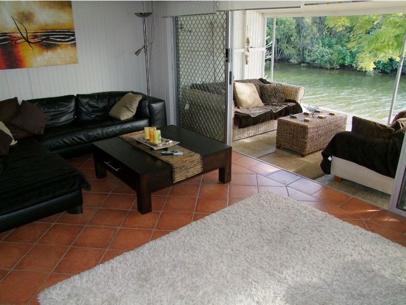 15 Costa Court, Broadbeach Waters QLD 4218